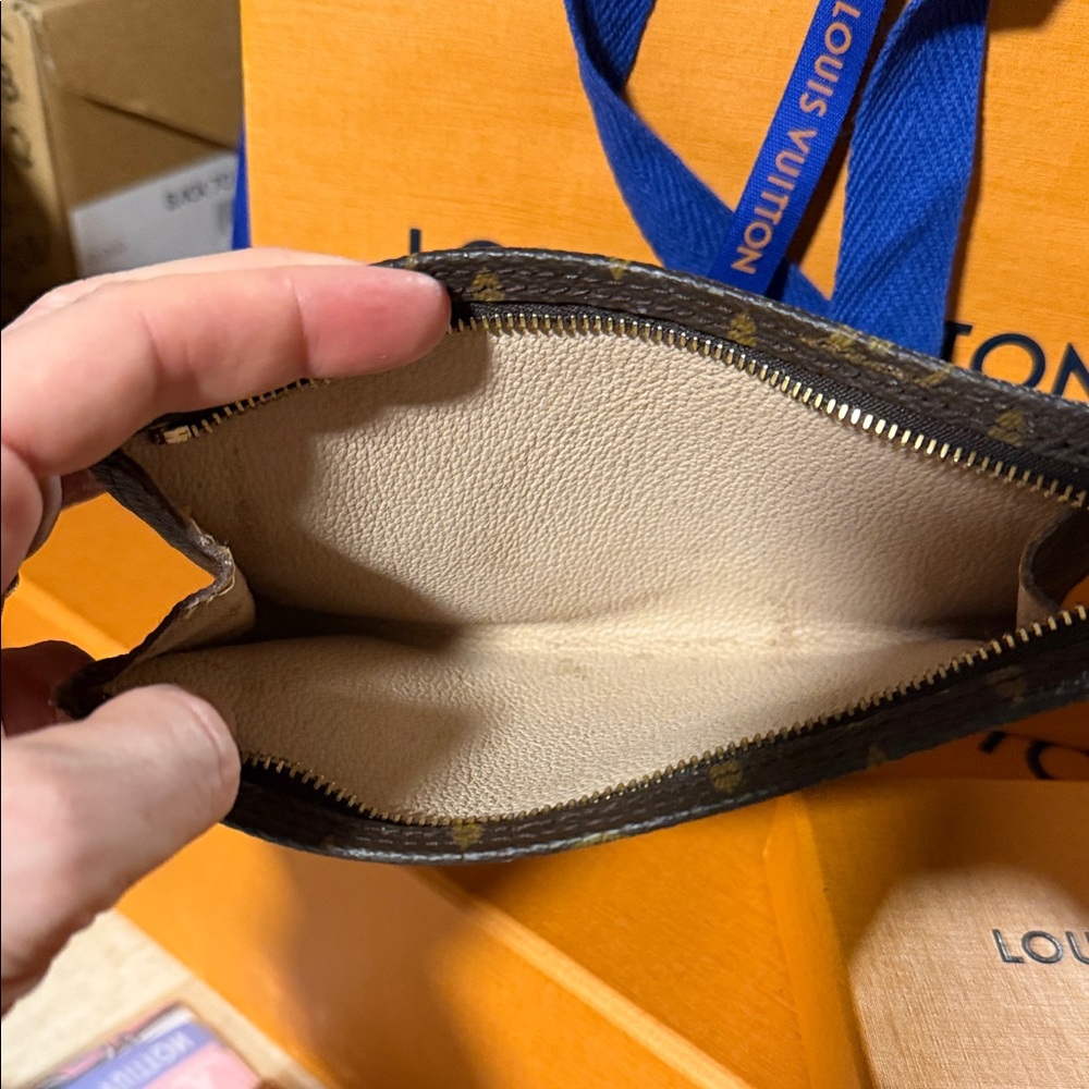 Louis Vuitton Monogram pouch - Picture 7 of 9